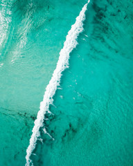 Handdoek met foto Koraalgroen Paradijselijke kustlijn met turquoise zee  © Denham