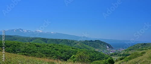 遊歩道から見た積丹岳の雄姿と港町のコラボ＠積丹岬、北海道