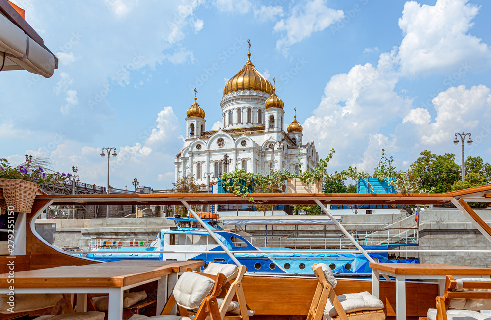 Obraz premium Beautiful view from the river ship to the Cathedral of Christ the Savior. Moscow, tourism, architecture, famous places in the center of Moscow.