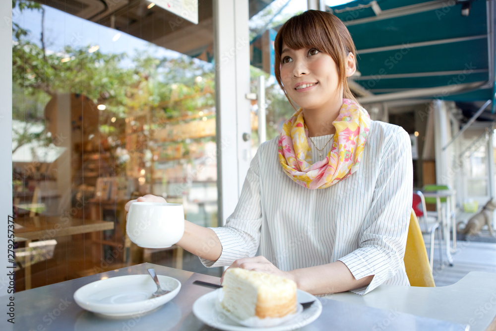 カフェでくつろぐ女性