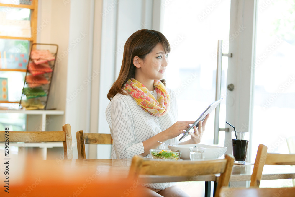 タブレットPCを操作する女性