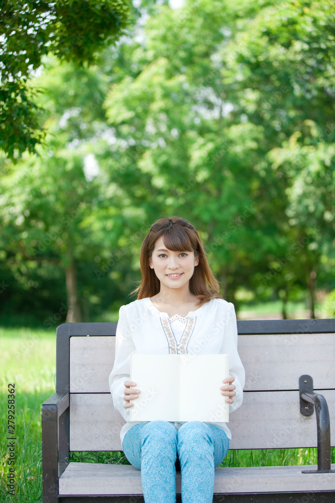 白紙の本を開く女性