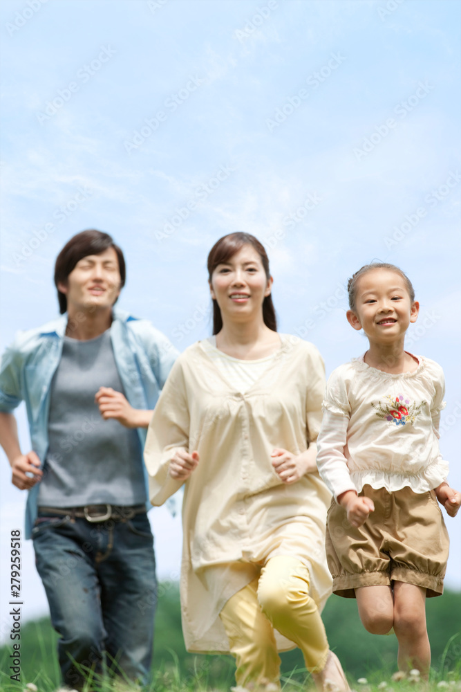 野原を走る家族3人 野原を走る家族3人