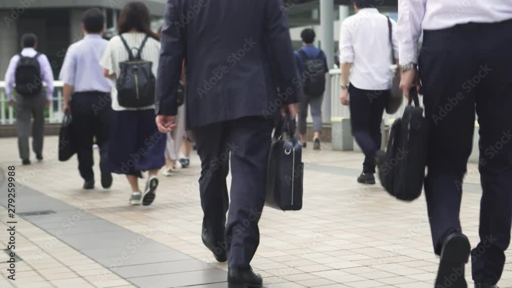 中高年の通勤の後ろ姿　ジンバル撮影