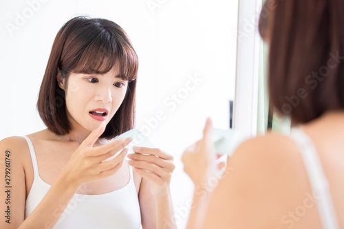 woman use oil blotting paper