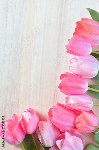 Fototapeta Naklejka Na Ścianę i Meble -  Tulip flowers on a wood background 