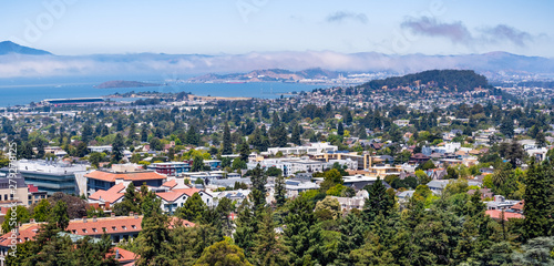 Photographie View towards Berkeley, Richmond and the San Francisco bay area shoreline on a su