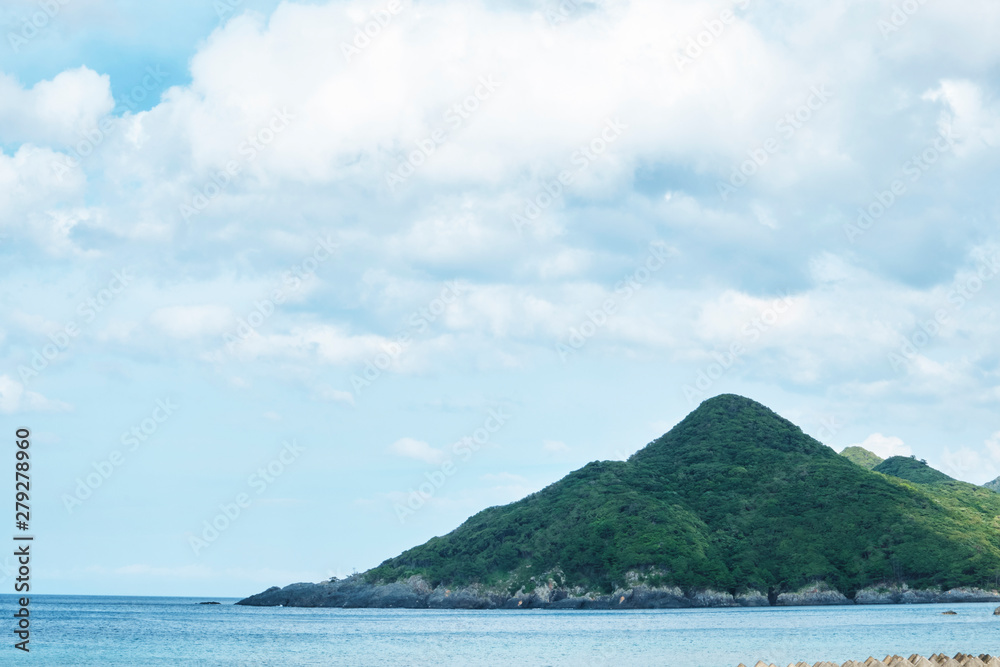 三角の小さな山と海 三角の小さな山と海