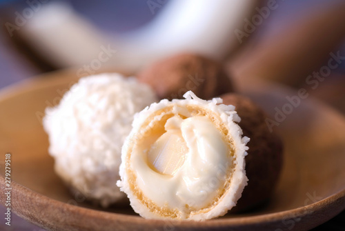 Praline mit Kokosnuss - Cremefüllung   