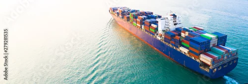 Obraz Powietrzny bocznego widoku zbiornika statku przewożenia zbiornik w importowym eksportowym biznesowym logistyce i transporcie międzynarodowym zbiornika statkiem na otwartym morzu z kopii przestrzenią.