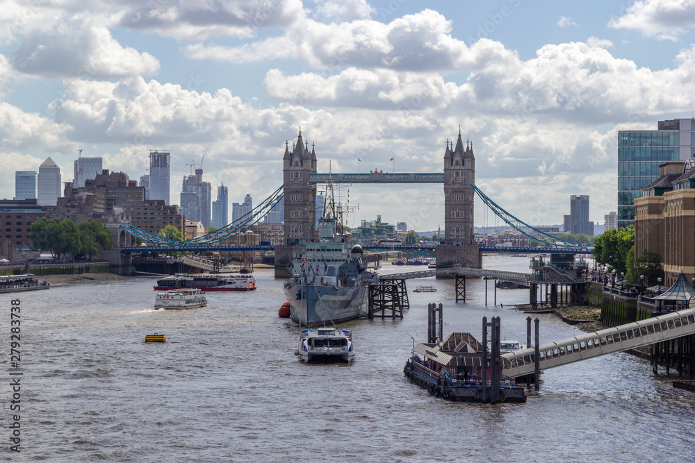 Obraz premium famous london bridge tower on thames