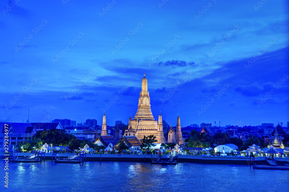 Fototapeta premium Bangkok city ,Thailand - April 15, 2019:Night time view of Wat Arun (Temple) across Chao Phraya River in Bangkok, Thailand 