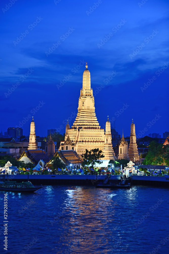 Fototapeta premium Bangkok city ,Thailand - April 15, 2019:Night time view of Wat Arun (Temple) across Chao Phraya River in Bangkok, Thailand 