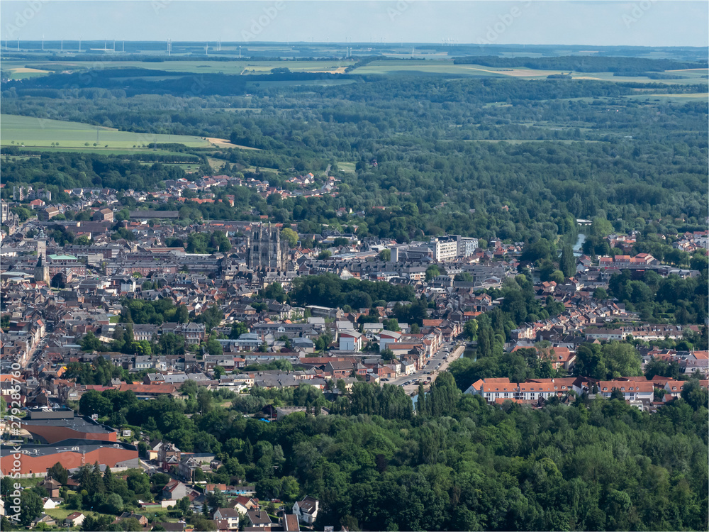 vue aérienne de la ville d'Abbeville et sa cathédrale dans la Somme en France