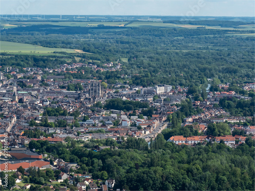 vue aérienne de la ville d'Abbeville et sa cathédrale dans la Somme en France