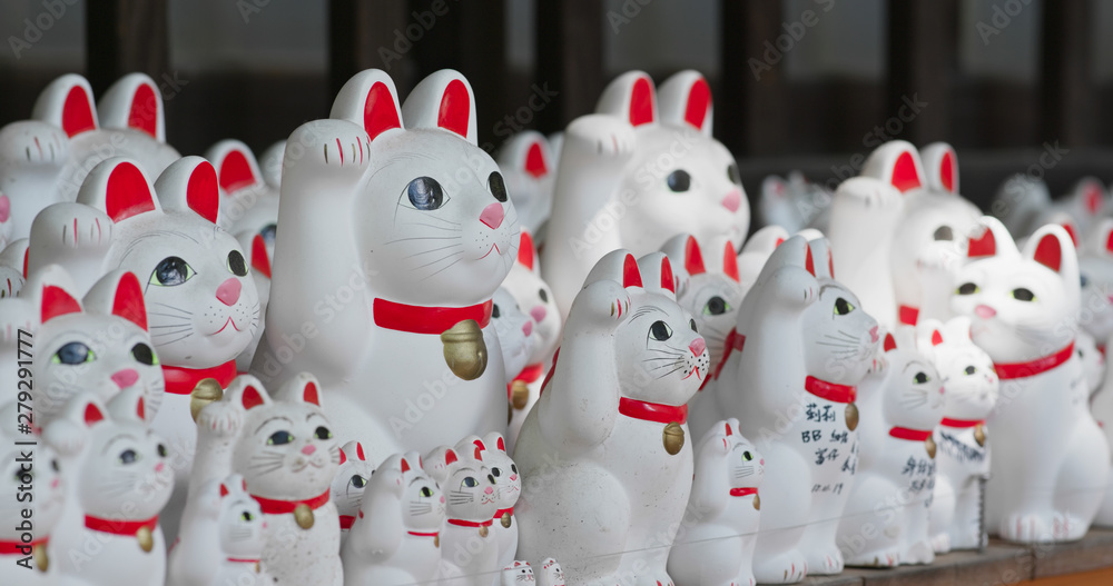 Fototapeta premium Gotokuji Shrine with lots of cat statues
