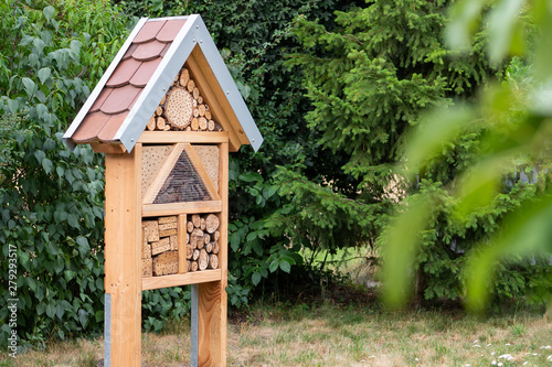 Insektenhotel - Lebensraum - Nisthilfe im Garten für Insektenschutz © Gundolf Renze