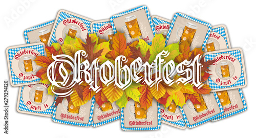 Oktoberfest mit Herbstlaub und Bierdeckeln