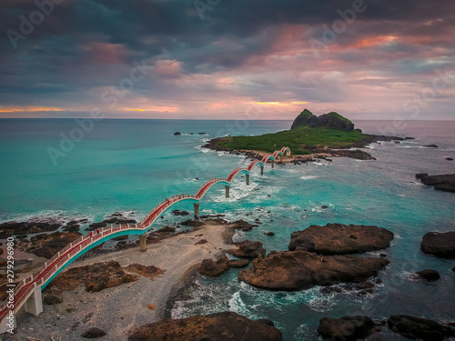 Sansiantai: Dragon Bridge to the Island of the Three Immortals