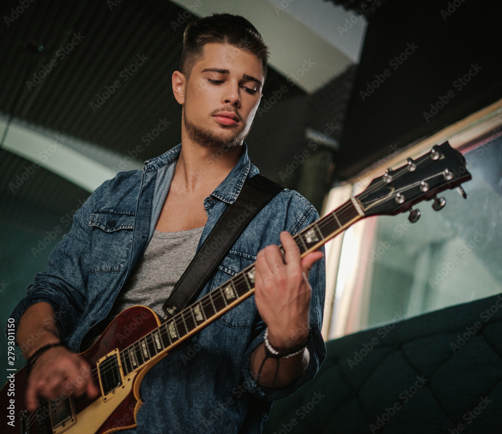 Obraz premium Music band having rehearsal in a studio