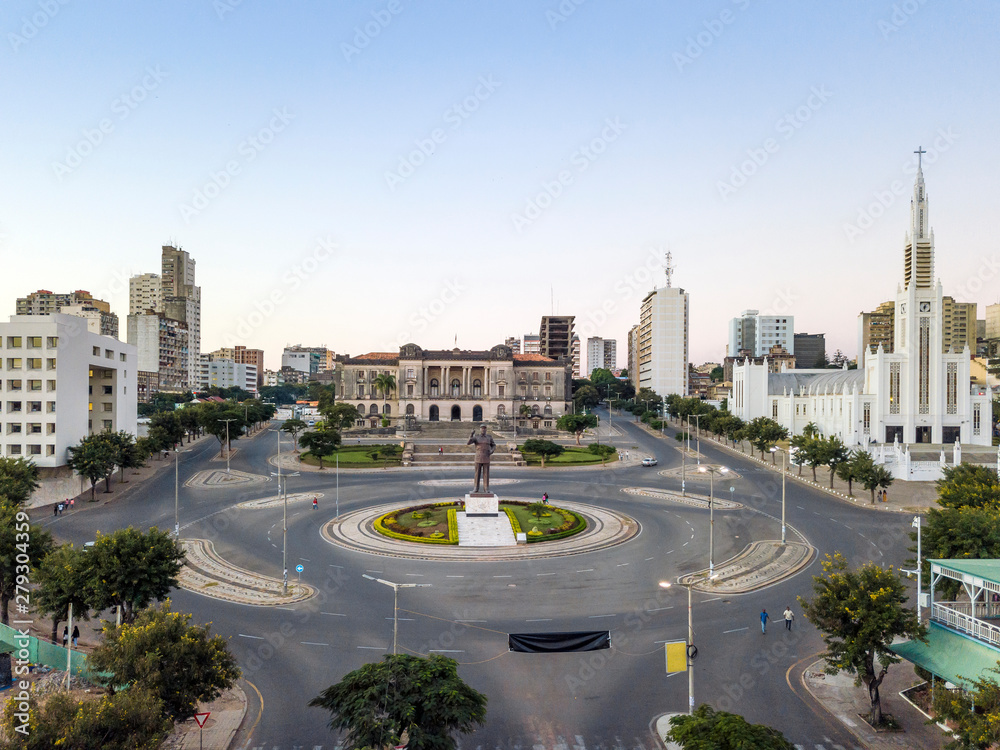 Obraz premium Independence square with City Hall and main Cathedral in Maputo, Mozambique