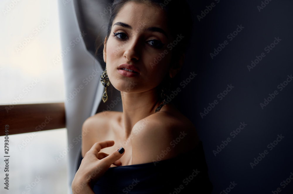 Naklejka premium woman near window