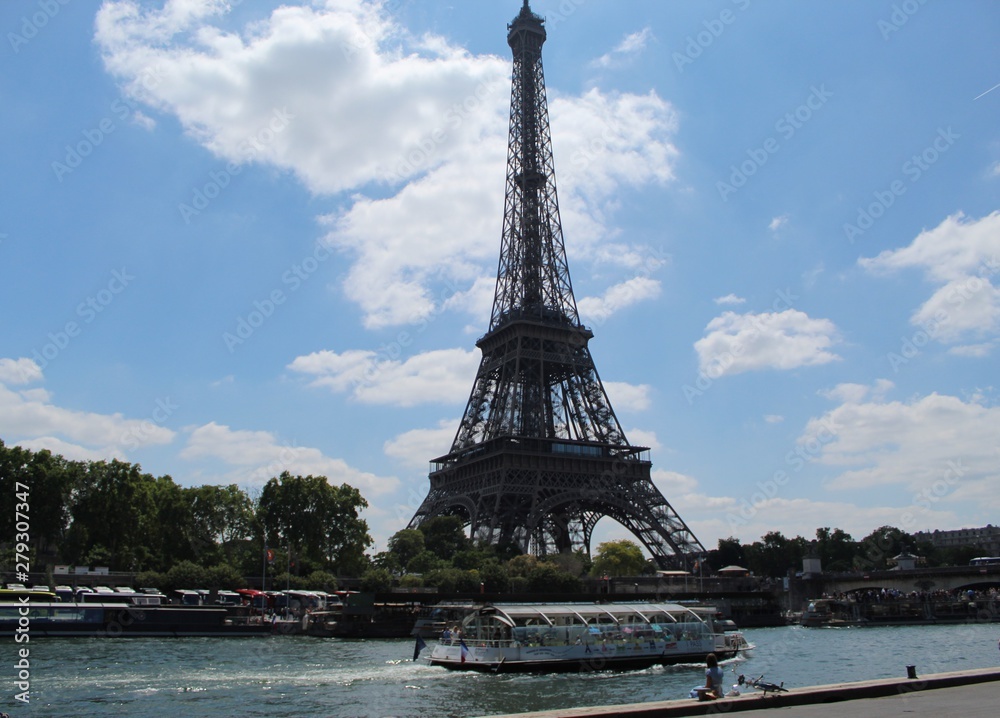 Fototapeta premium Vue de la Tour Eiffel depuis les quais de seine