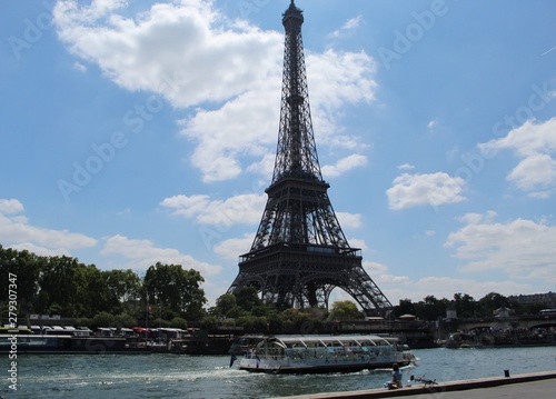 Vue de la Tour Eiffel depuis les quais de seine