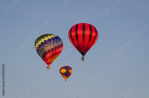 FESTIVAL OF BALLOON SPORT LOVERS - Flight of balloons on a blue sky © Wojciech Wrzesień
