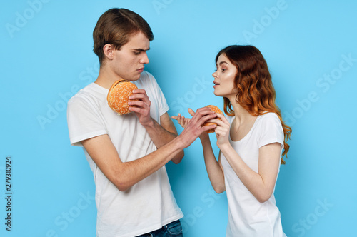 girl and boy eating hamburgers