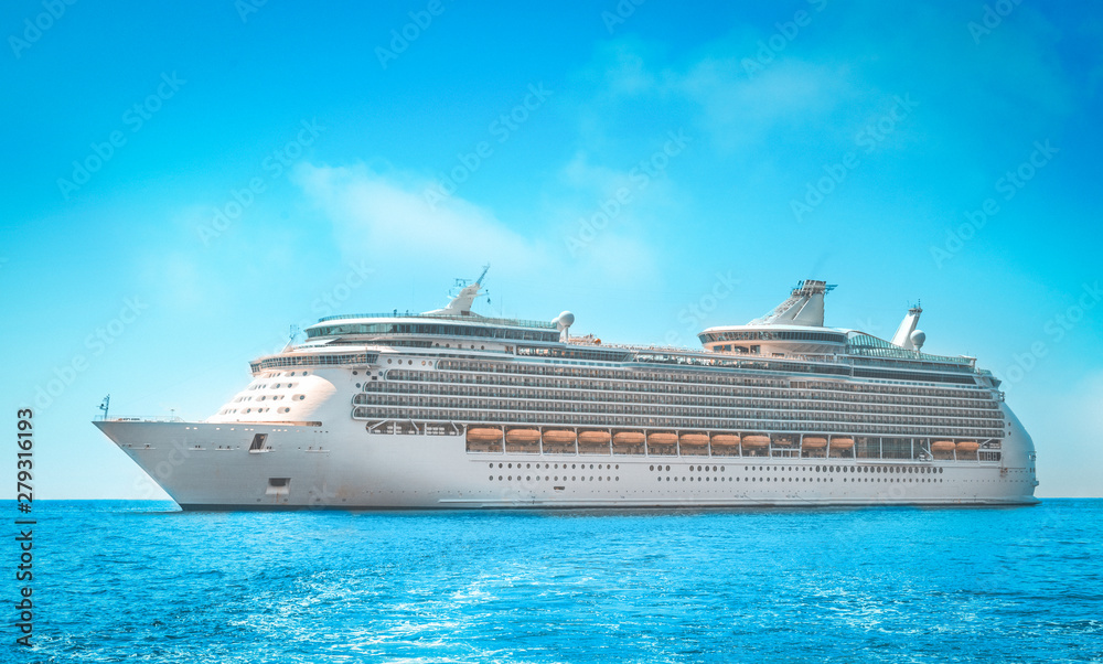 Cruise ship - obrazy, fototapety, plakaty 