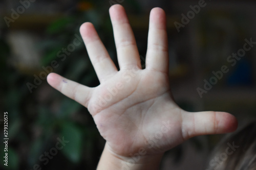 child hand is showing five fingers