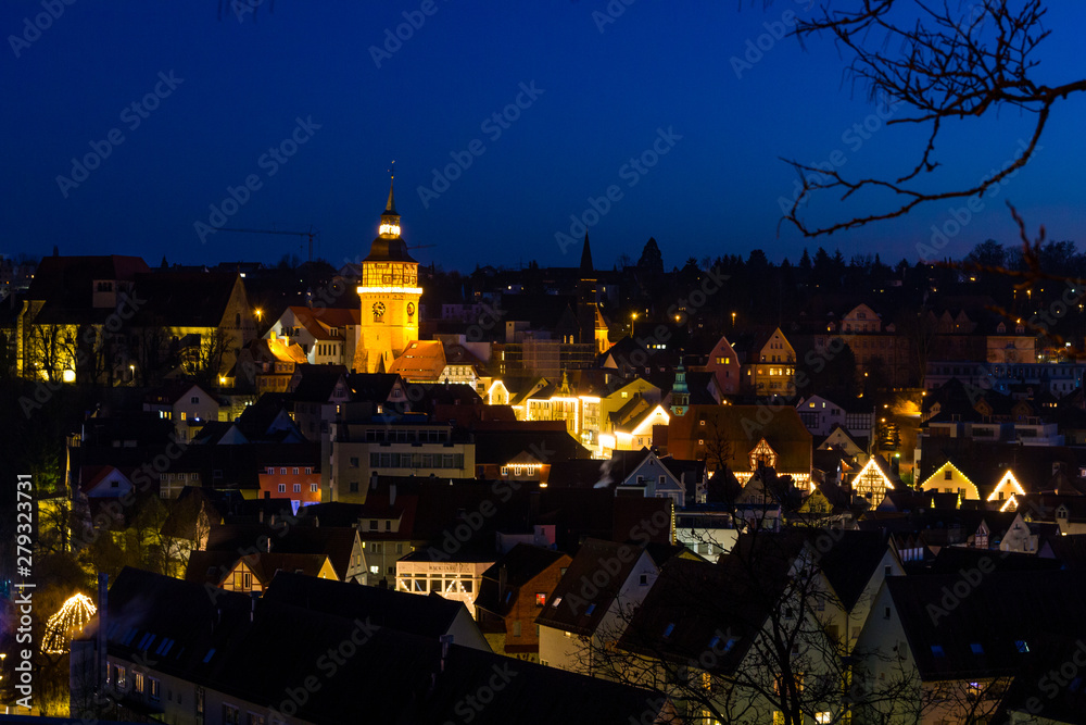 Naklejka premium Backnang weihnachtlich beleuchtet vom Hagenbach
