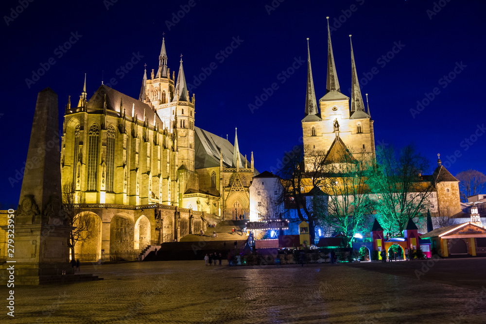 Obraz premium Erfurter Dom und St. Severi mit Weihnachtsdorf