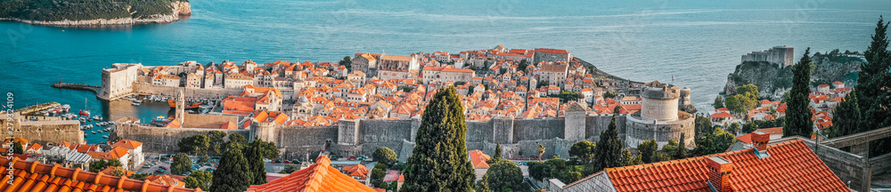 Panorama de la vieille ville fortifiée de Dubrovnik en Croatie