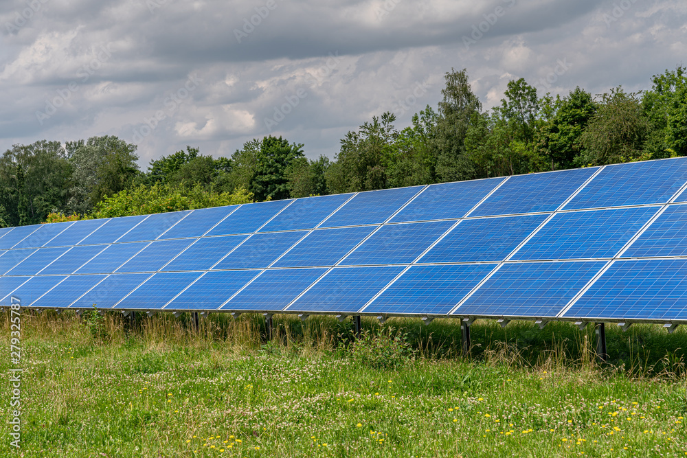 Solarmodul im Grünen wartet auf die Sonne Solarmodul im Grünen wartet auf die Sonne