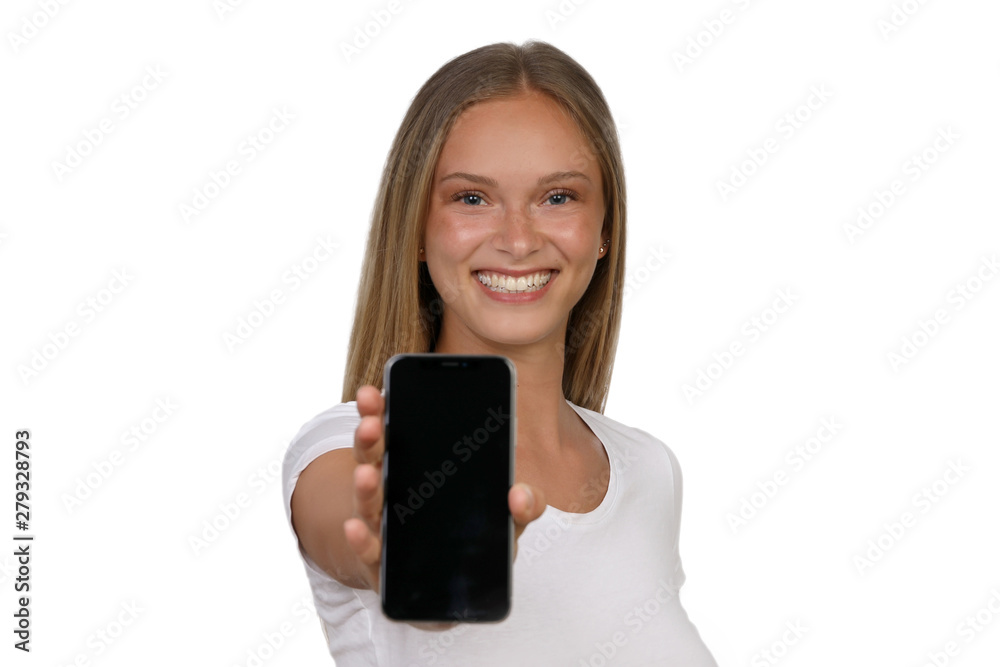 Junge Frau hält zeigt ein Smartphone mit leerem touchscreen Junge Frau hält zeigt ein Smartphone mit leerem touchscreen
