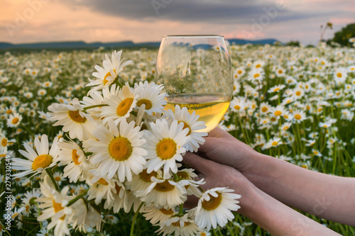 Fototapeta Naklejka Na Ścianę i Meble -  Girl in daisies
