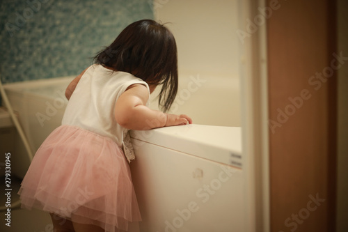 浴槽を覗き込む女の子
