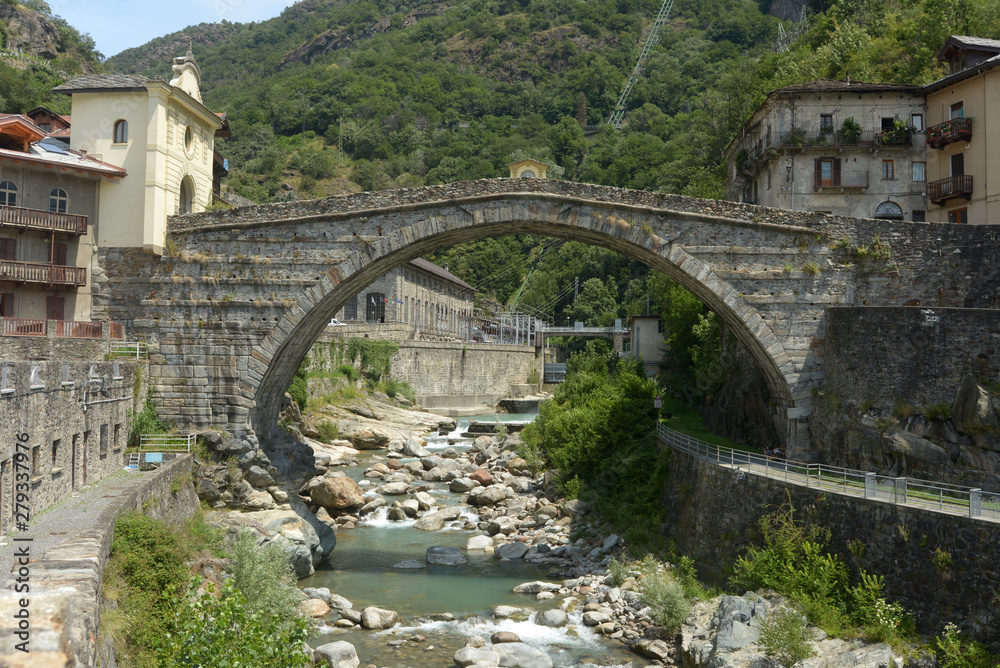 Φωτογραφία The ancient Roman bridge in the town of Pont St Martin in the Aosta Valley - Ita