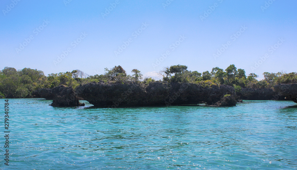 Obraz premium Beautiful lagoon with rocky shore