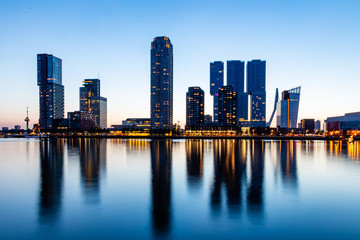 Fototapete Erasmusbrücke Rotterdam Wolkenkratzer im klaren Abendhimmel  © Rawf8