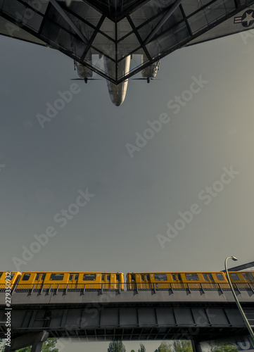 U-Bahn gegen Flugzeug photo