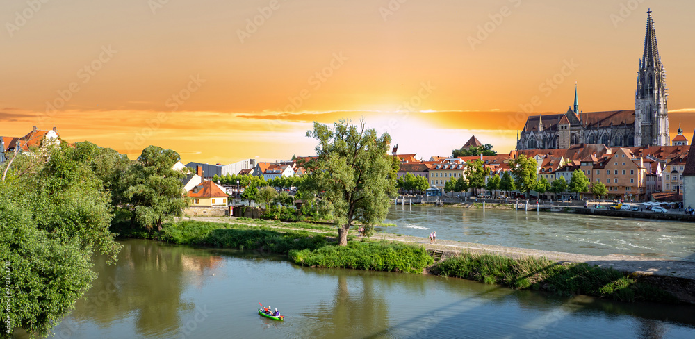 Fototapeta premium Panoramablick auf Regensburg bei Sonnenuntergang