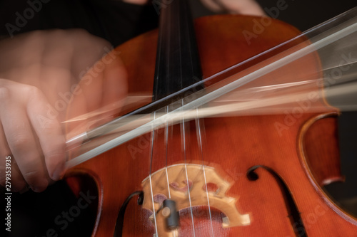 Φωτογραφία A young cellist practices intensely in this close up high resolution photo of st