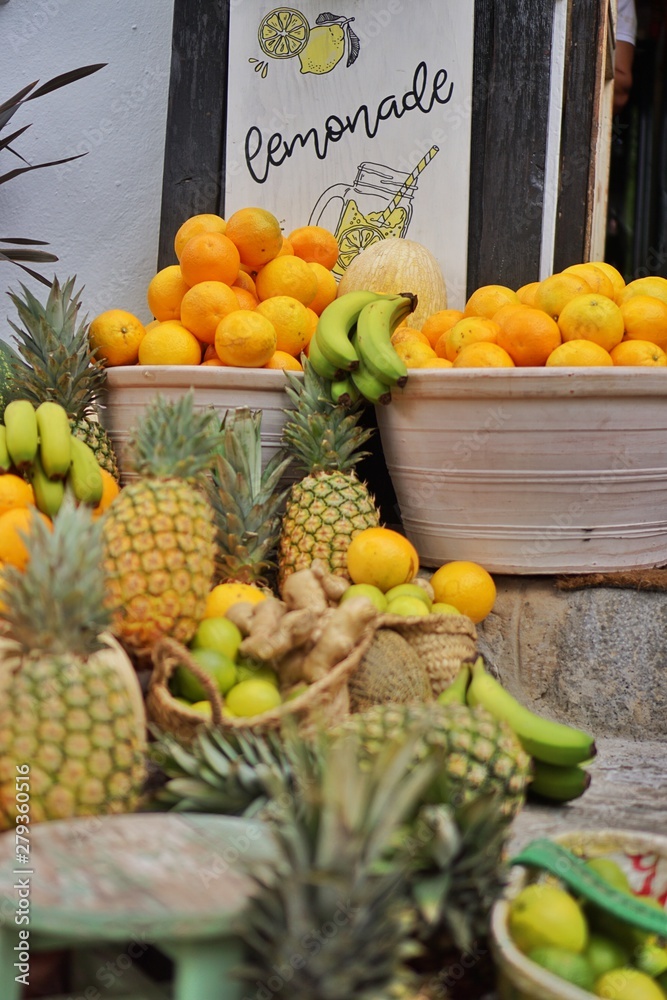 Frisches Obst und frische Früchte am Geschäft für Limonade