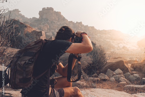 Photography Hombre haciendo fotos en amanecer en unas ruinas en India