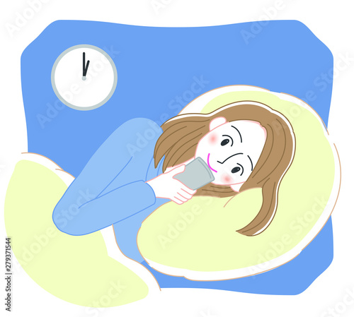 寝る前にスマートフォンを使う女性