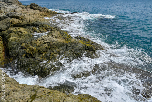 waves crashing on rocks © Aniwat