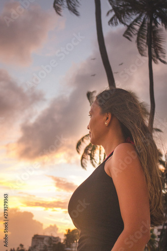 mujer mirando el amanecer en la playa